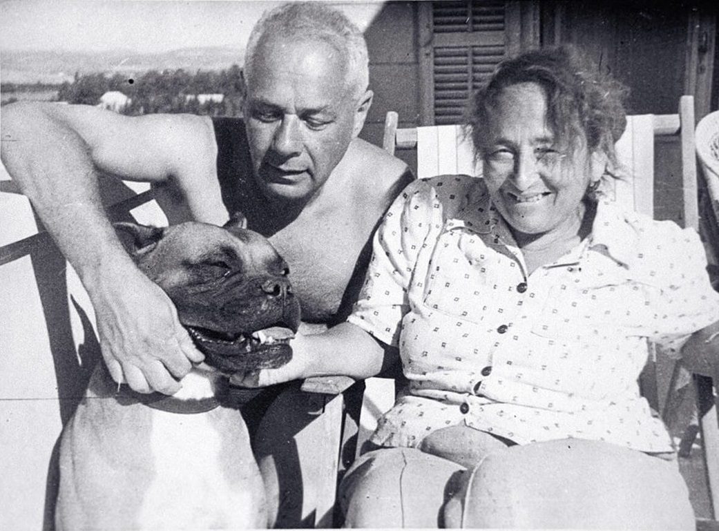 Rudolfina Menzel und Rudolph Menzel mit ihren Hunden